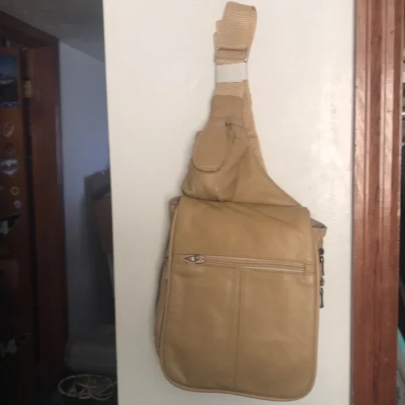 Buxton NWOT Crossbody Bag - Picture 1 of 8